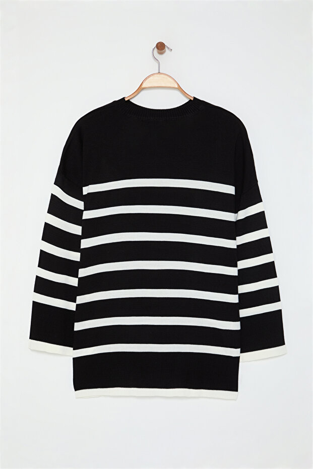 Czarny sweter w paski z okrągłym dekoltem - Tbbaw24An00024 - 12