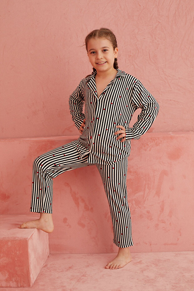 Siyah-Beyaz Çizgili Kalp Desenli Önden Düğmeli Süet Pijama Takım - 3