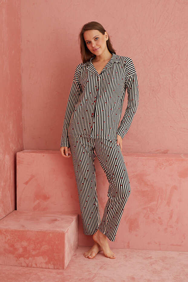 Siyah-Beyaz Çizgili Kalp Desenli Önden Düğmeli Süet Pijama Takım - 2