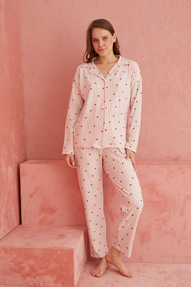 Ekru-Pembe Çizgili Kalp Desenli Önden Düğmeli Süet Pijama Takım - 2