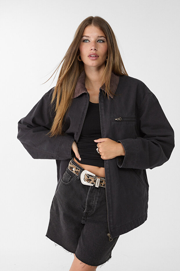 Jacket with pockets and a contrast collar - 1