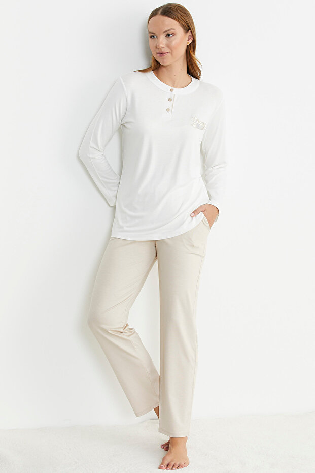 طقم بيجامة منقوشة باللون البيج - 1