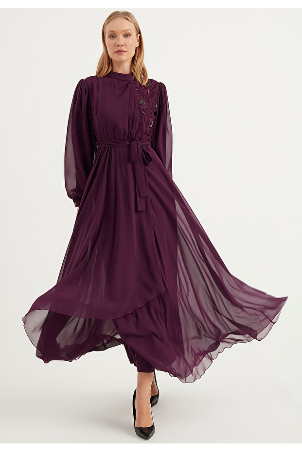 Langes Chiffonkleid mit Spitzendetail - 1