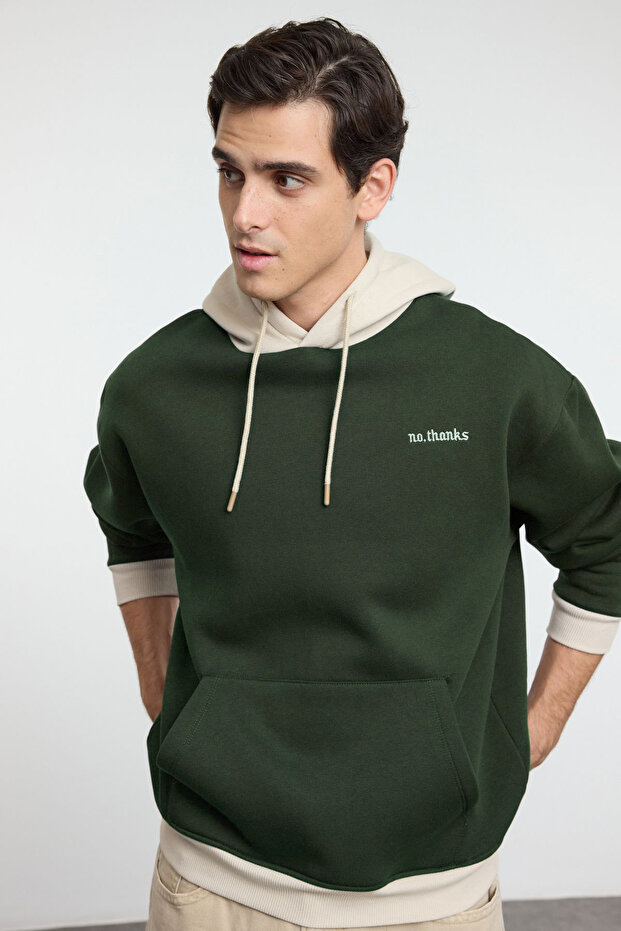 Haki Oversize/Geniş Kesim Kapüşonlu İçi Polarlı Renk Bloklu Nakışlı Sweatshirt TMNAW25SW00067 - 1