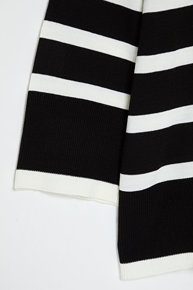Czarny sweter w paski z okrągłym dekoltem - Tbbaw24An00024 - 11