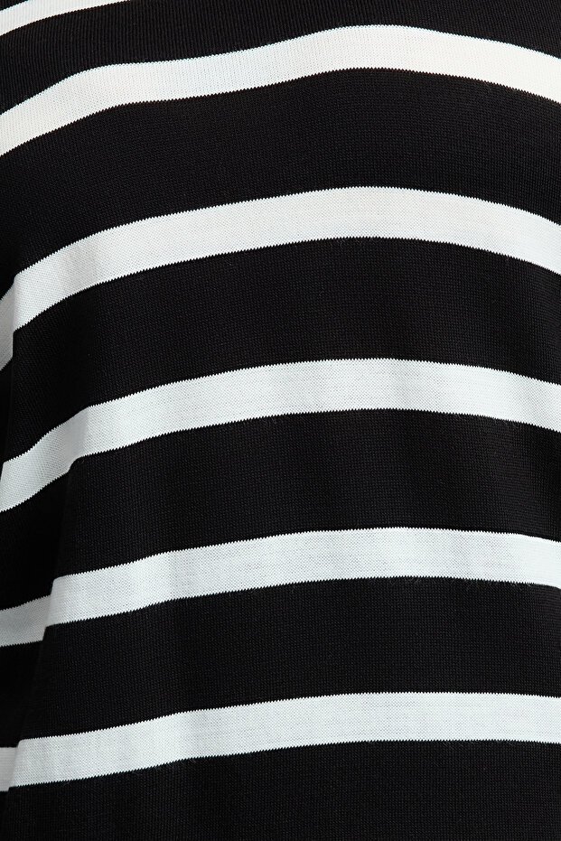 Czarny sweter w paski z okrągłym dekoltem - Tbbaw24An00024 - 8