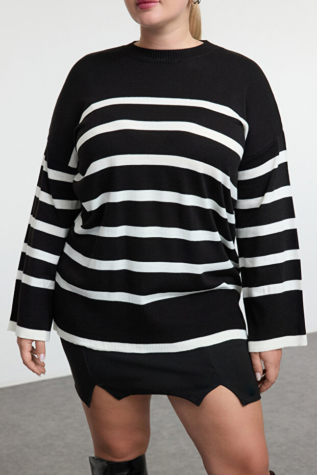 Czarny sweter w paski z okrągłym dekoltem - Tbbaw24An00024 - 7