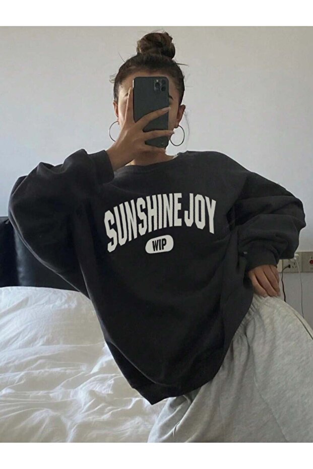 سويت شيرت Sunshine Joy - ياقة دائرية كبيرة الحجم مطبوعة باللون الأسود