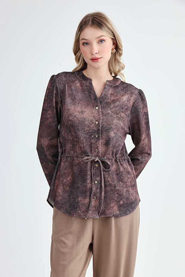 بلوزة منقوشة برباط على الخصر - 1