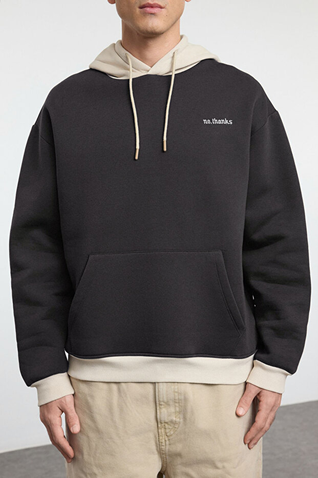 Antrasit Oversize/Geniş Kesim Kapüşonlu İçi Polarlı Renk Bloklu Nakışlı Sweatshirt TMNAW25SW00067