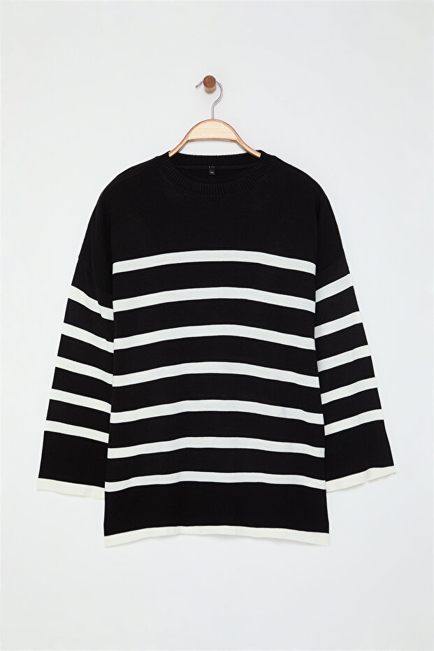 Czarny sweter w paski z okrągłym dekoltem - Tbbaw24An00024 - 10
