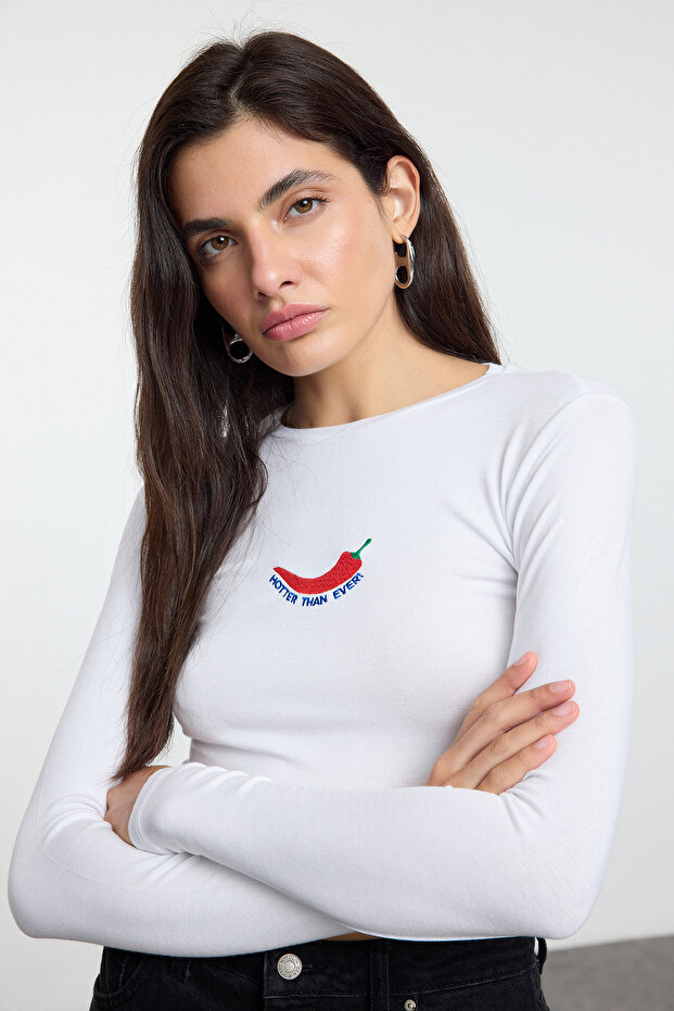 Beyaz Nakışlı Viskon Bisiklet Yaka Crop Esnek Örme Bluz TWOAW24BZ00116 - 1