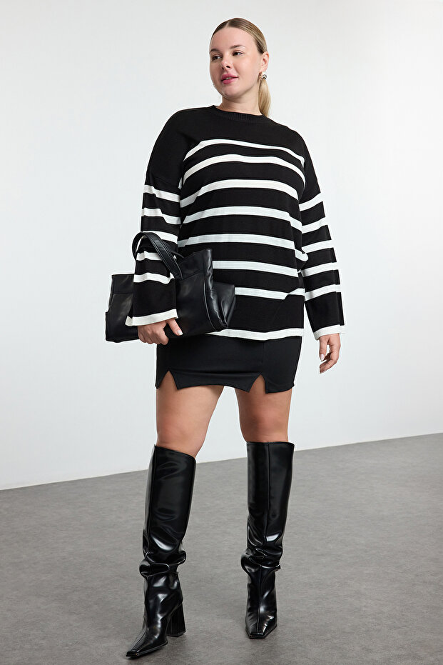 Czarny sweter w paski z okrągłym dekoltem - Tbbaw24An00024 - 5