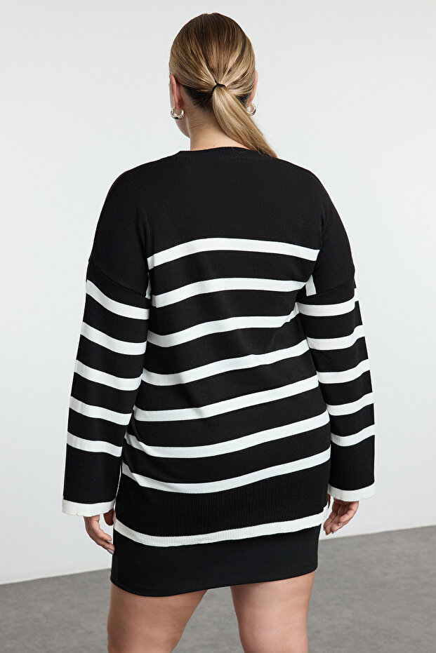 Czarny sweter w paski z okrągłym dekoltem - Tbbaw24An00024 - 9