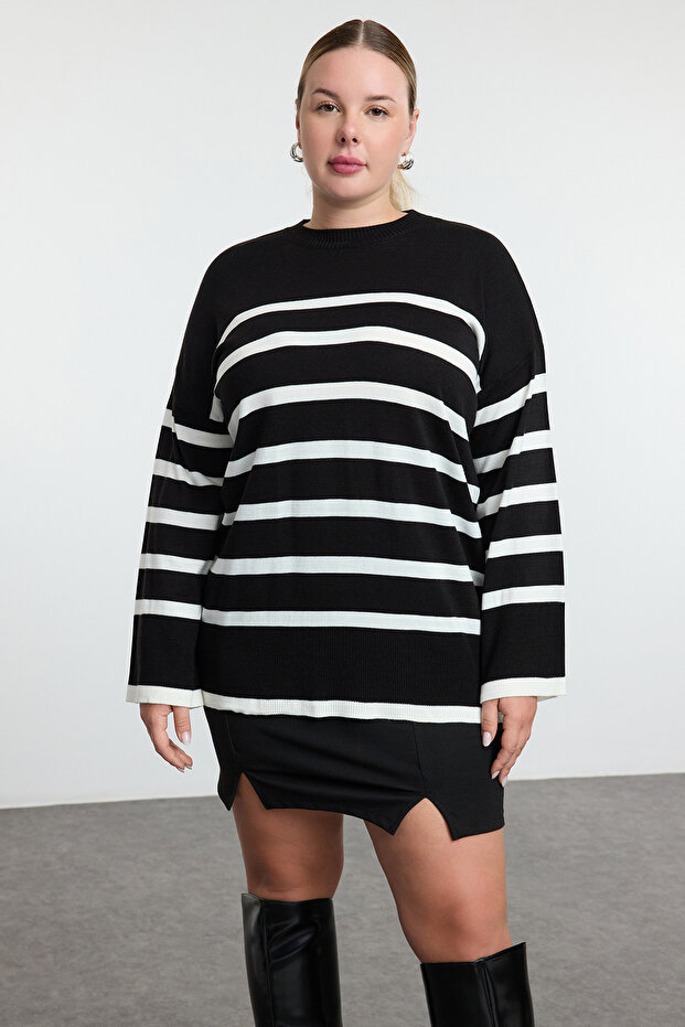 Czarny sweter w paski z okrągłym dekoltem - Tbbaw24An00024 - 6
