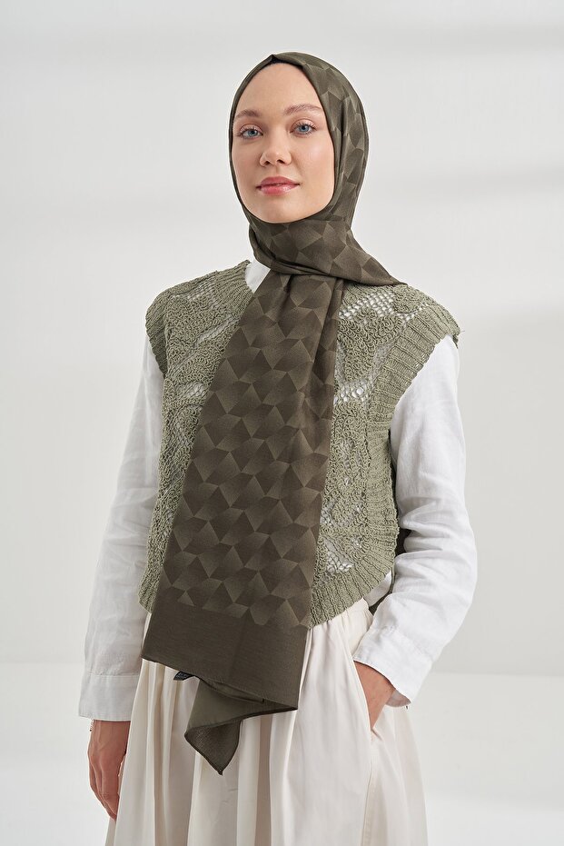 شال قطني بنمط هندسي مونوغرام - كاكي - 1