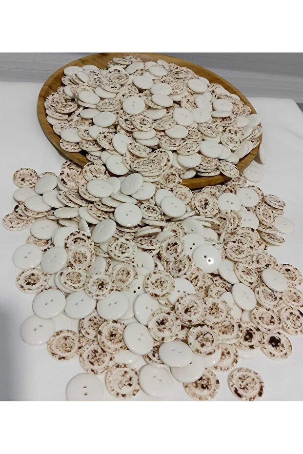 لون كريمي حجر منقوش بقطر 2.5 سم زر بوليستر 20 قطعة.
