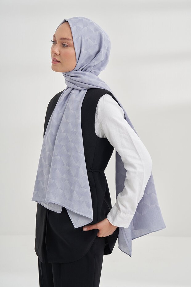 شال قطني بنمط هندسي مونوغرام - رمادي - 1