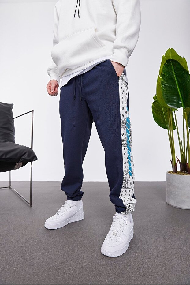 بنطلون رياضي باللون الأزرق الداكن بنقشة عرقية - 3