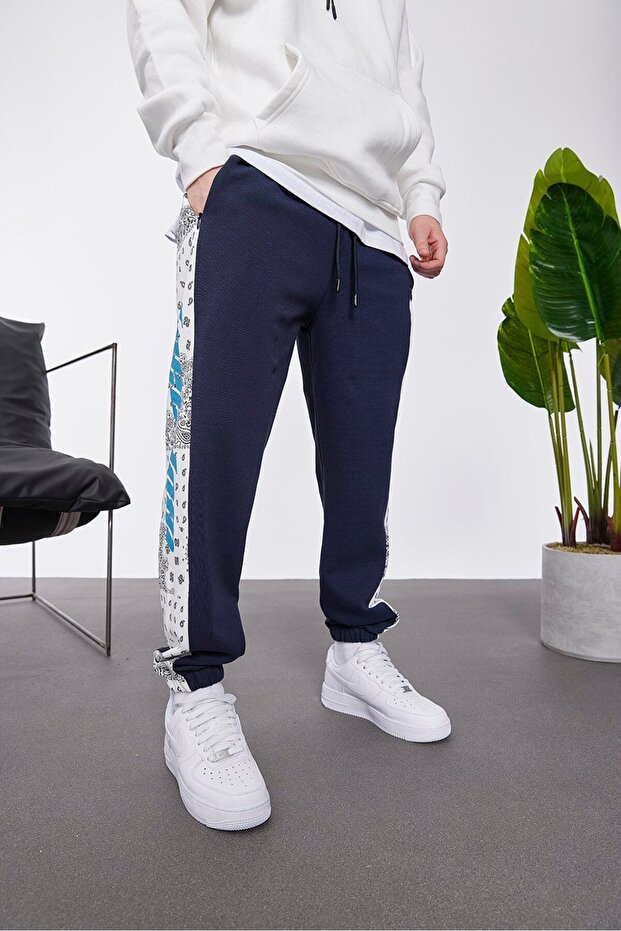 بنطلون رياضي باللون الأزرق الداكن بنقشة عرقية - 1