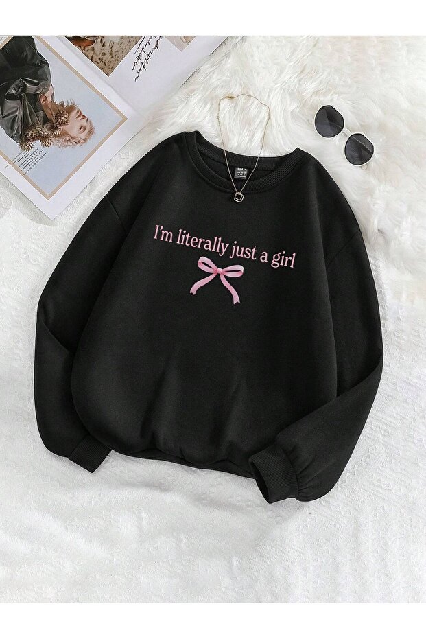 سويت شيرت أسود كبير الحجم مطبوع عليه عبارة "I'm Literally Just A Girl"