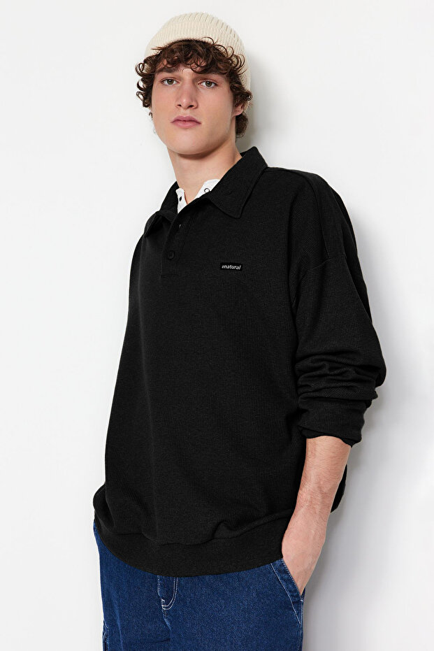 Siyah Oversize/Geniş Kesim Etiketli Dokulu Polo Yaka Şardonsuz Sweatshirt TMNAW24SW00224 - 4