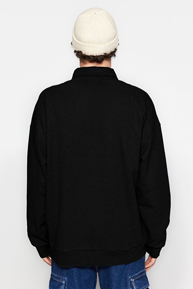 Siyah Oversize/Geniş Kesim Etiketli Dokulu Polo Yaka Şardonsuz Sweatshirt TMNAW24SW00224 - 6