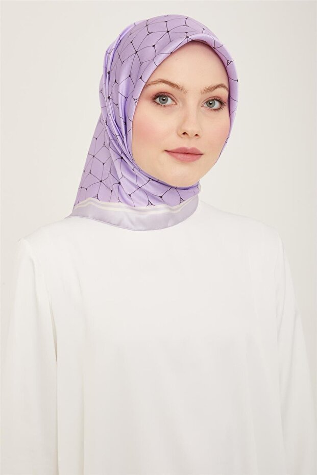 وشاح حرير سيرا منقوش بنقشة مونوغرام 24Ya9166 34 85