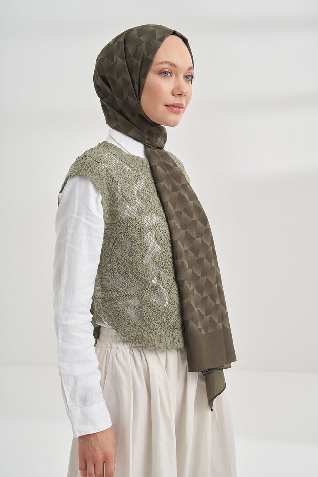 شال قطني بنمط هندسي مونوغرام - كاكي - 2