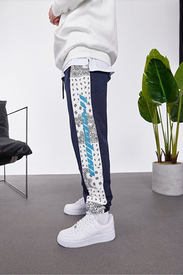 بنطلون رياضي باللون الأزرق الداكن بنقشة عرقية - 2