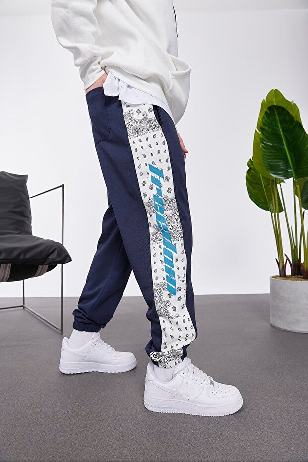 بنطلون رياضي باللون الأزرق الداكن بنقشة عرقية - 4
