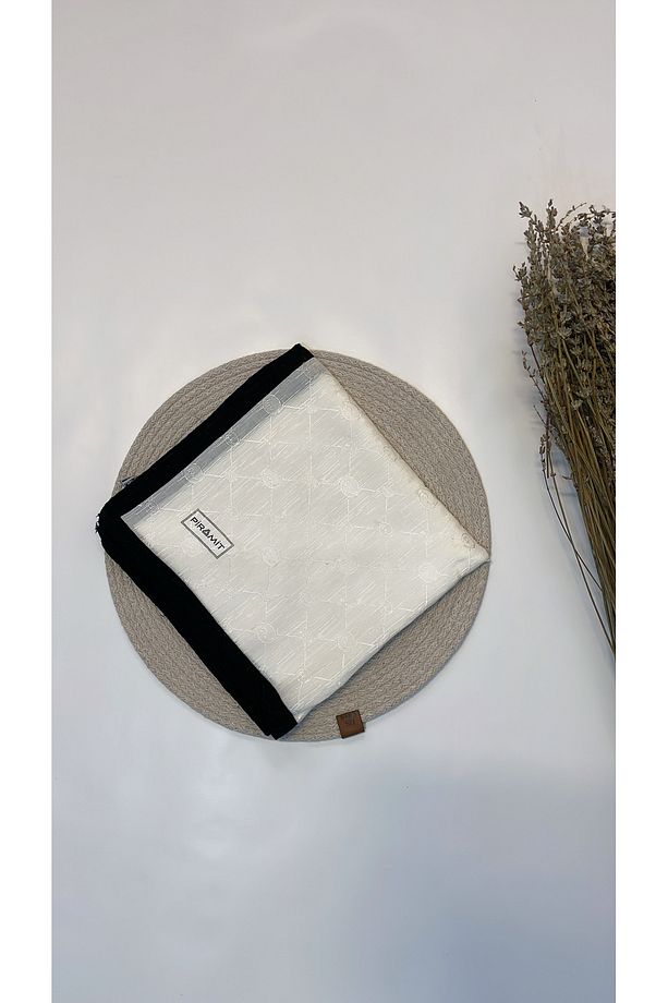Eşarp - Kendinden Desenli Monogram Kare Eşarp Piramit Marka Kenarı Sulu Kaymaz Kumaş Moda Mağaza - 2