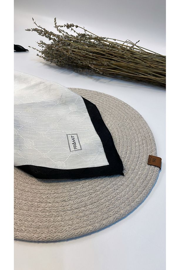 Eşarp - Kendinden Desenli Monogram Kare Eşarp Piramit Marka Kenarı Sulu Kaymaz Kumaş Moda Mağaza - 1