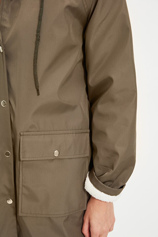 Pluszowy płaszcz przeciwdeszczowy z kapturem w kolorze khaki - Twoaw22Mo0524 - 4