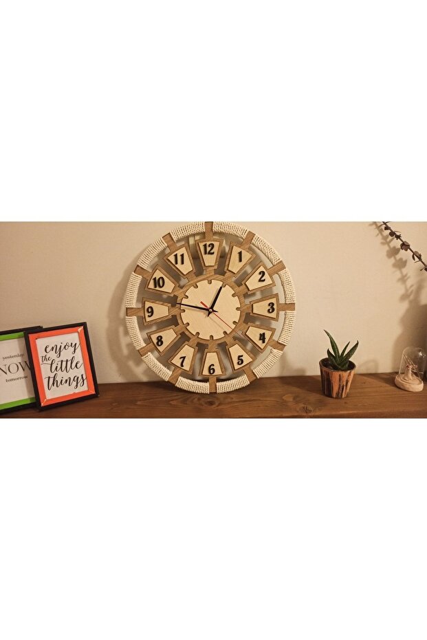 ساعة حائط مزخرفة بتفاصيل مكرامية - 2