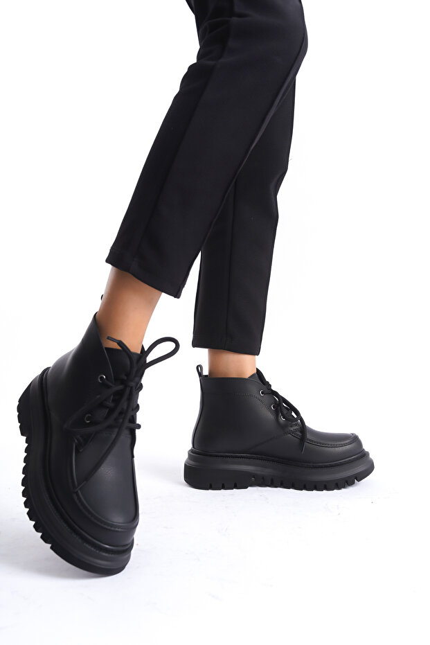 Skin High Sole Lace-Up Women's Black Short Boots Bootie