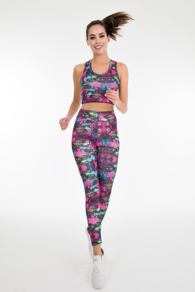 بدلة رياضية منقوشة باللون الوردي - 1