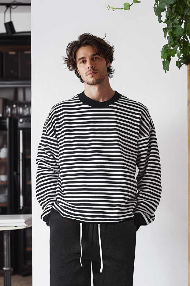 Siyah-Beyaz Oversize/Geniş Kesim Yumuşak Dokulu Çizgili Şardonsuz Sweatshirt TMNAW25SW00169 - 2