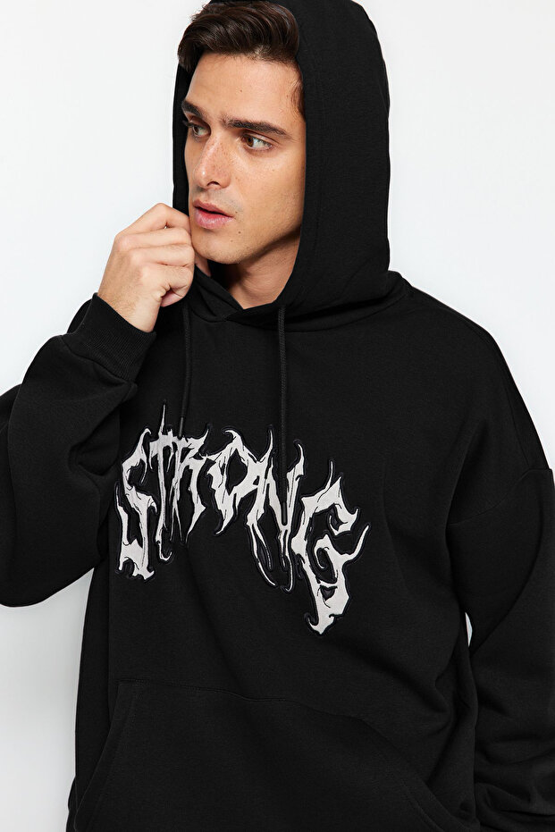 Siyah Oversize/Geniş Kesim İçi Polarlı Kapüşonlu Yazı Nakışlı Sweatshirt TMNAW24SW00029 - 2