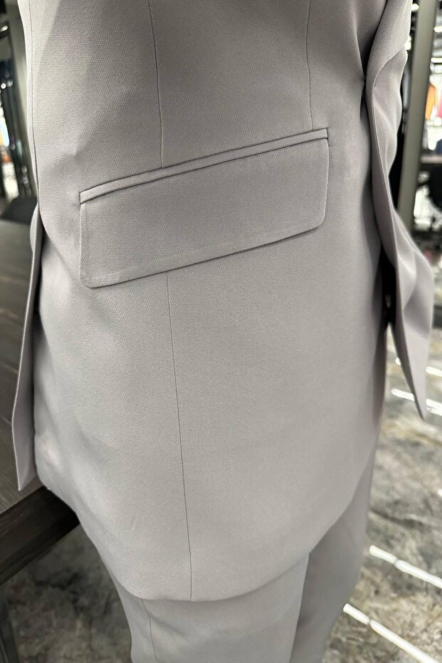 بدلة رمادية بياقة شال متعددة الركوب - 5