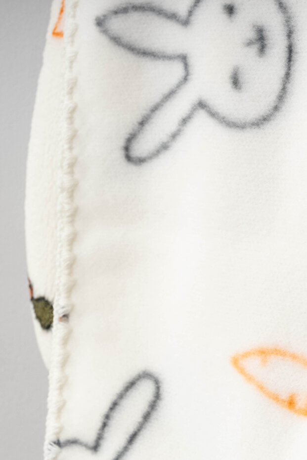 بطانية قطيفة بنمط أرنب لطيف - 4