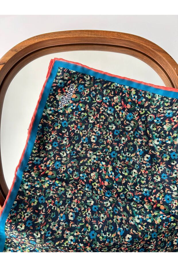 وشاح رقمي ناعم بنمط الورد - 1