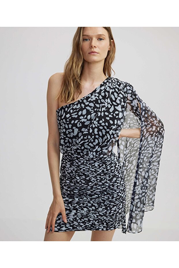 Asimetrik kol drapeli elbise - 1