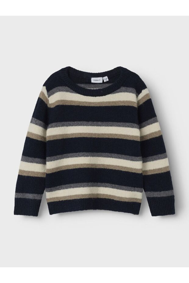 long-sleeved knitted sweater