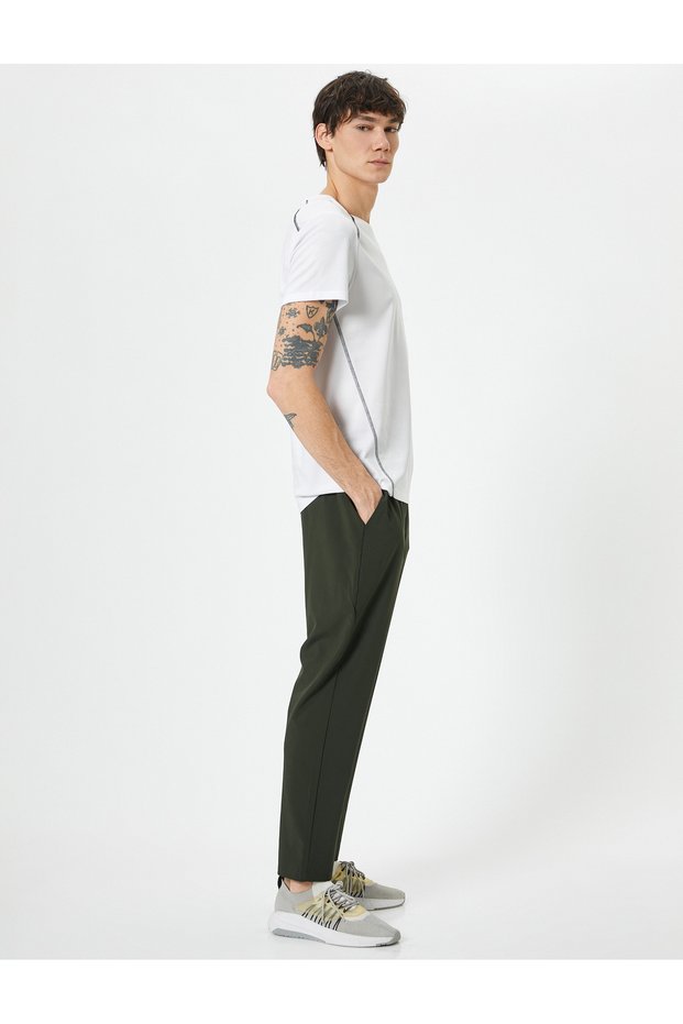Sports sweatpants Slim Fit with elastic waist and phone pocket detail