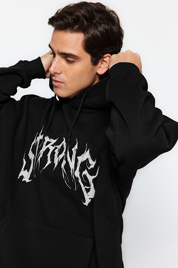 Siyah Oversize/Geniş Kesim İçi Polarlı Kapüşonlu Yazı Nakışlı Sweatshirt TMNAW24SW00029 - 4
