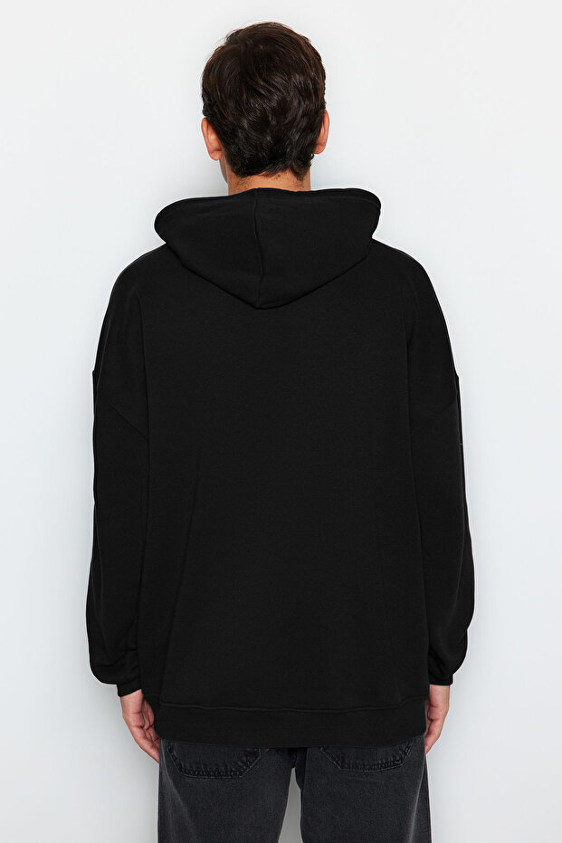 Siyah Oversize/Geniş Kesim İçi Polarlı Kapüşonlu Yazı Nakışlı Sweatshirt TMNAW24SW00029 - 7