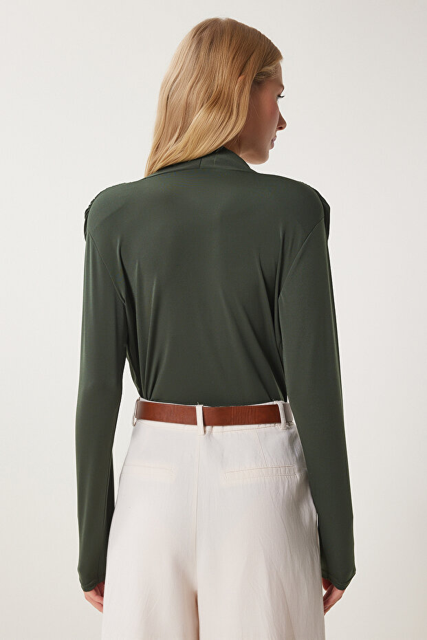 Bluzka damska w kolorze khaki z kołnierzykiem kopertowym i wypełnieniem Sandy z zatrzaskami Zh00039 - 4