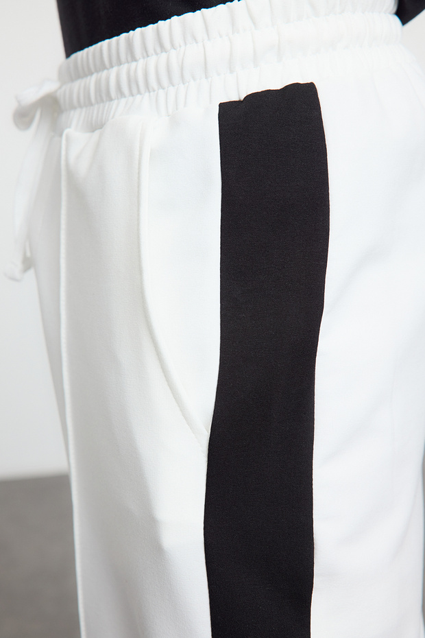 Ekru Oversize/Geniş Kesim Açık Paça Renk Bloklu Bol Eşofman Altı TMNAW25EA00006 - 4