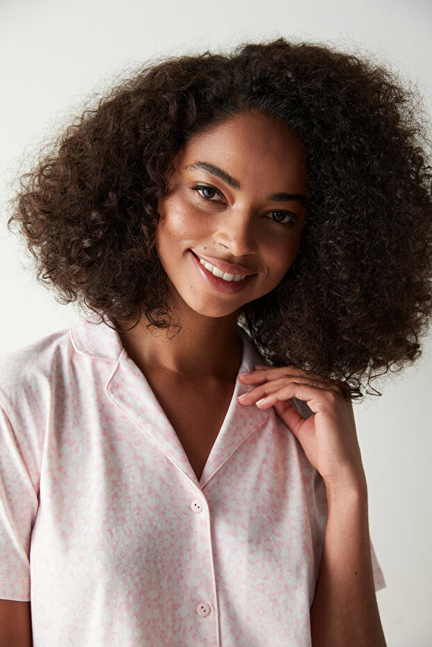 طقم بيجامة بنطال منقوش بأكمام قصيرة - 2